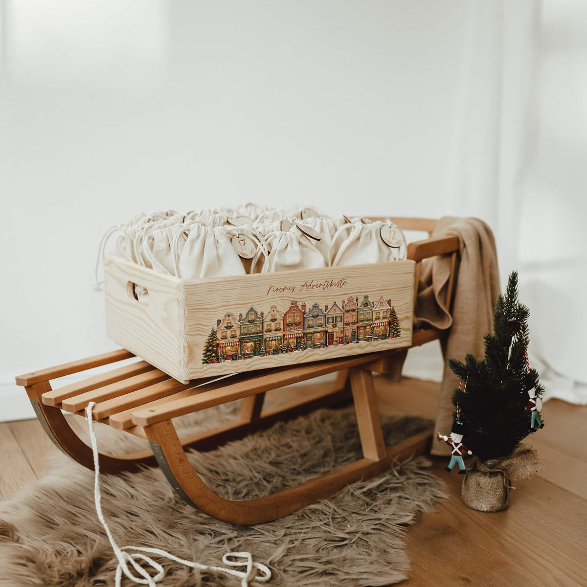 Personalisierter Adventskalender aus Holz - mit Weihnachtsstadt - lyllevenn