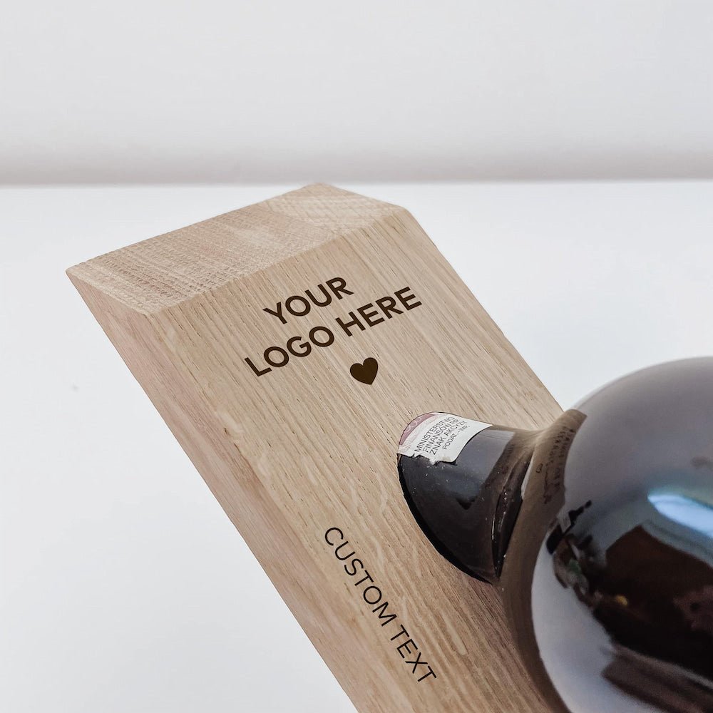 Personalisierter Weinflaschenhalter aus massiver Eiche – das stilvolle Firmengeschenk - lyllevenn