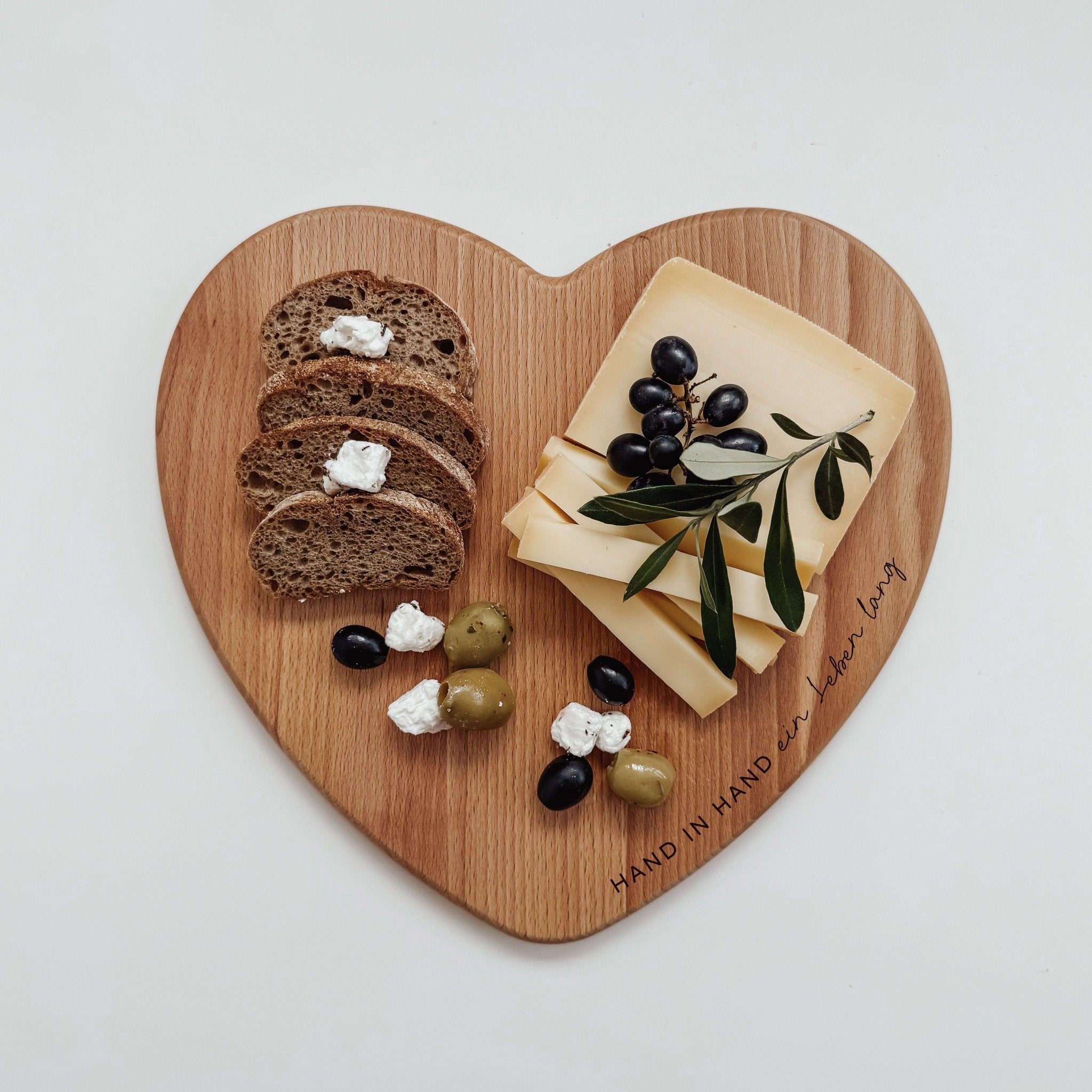 Personalisiertes Herz Schneidebrett Buche - Hand in Hand - lyllevenn
