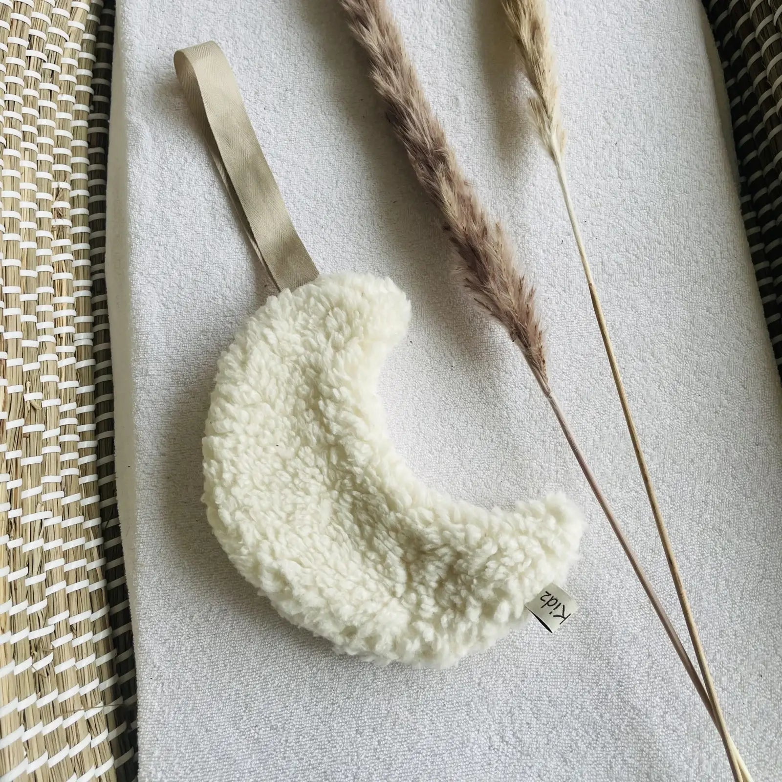 Schnullerhalter Mond in Teddy cream, perfekt zum Kuscheln - lyllevenn