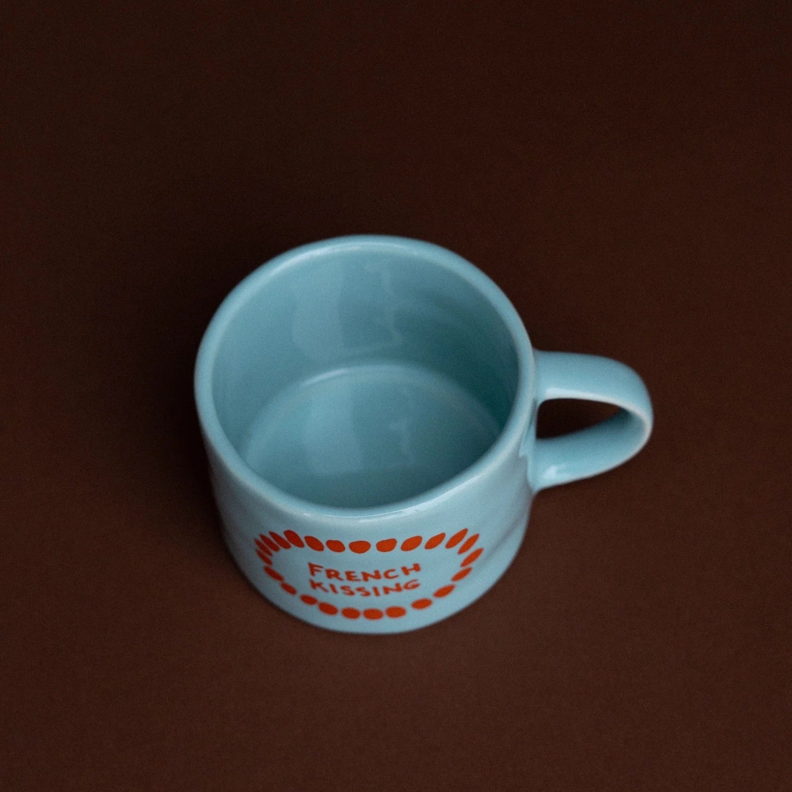 Tasse aus Keramik von Sisi in hellblau mit roter Aufschrift "French Kisses" - French Kissing