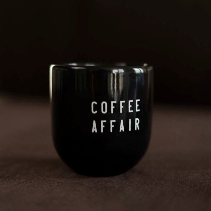Schwarze Tasse aus Keramik von Sisi mit Aufdruck "Coffee Affair"