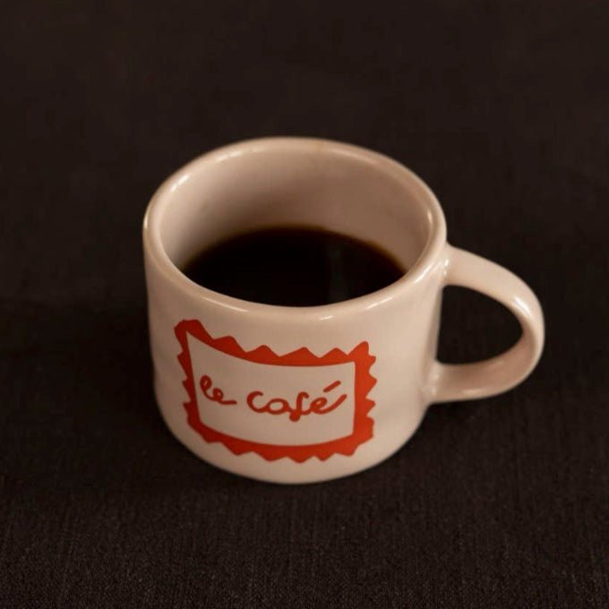 handgefertigte Tasse aus Keramik von Sisi mit Aufschrift "Le Café"