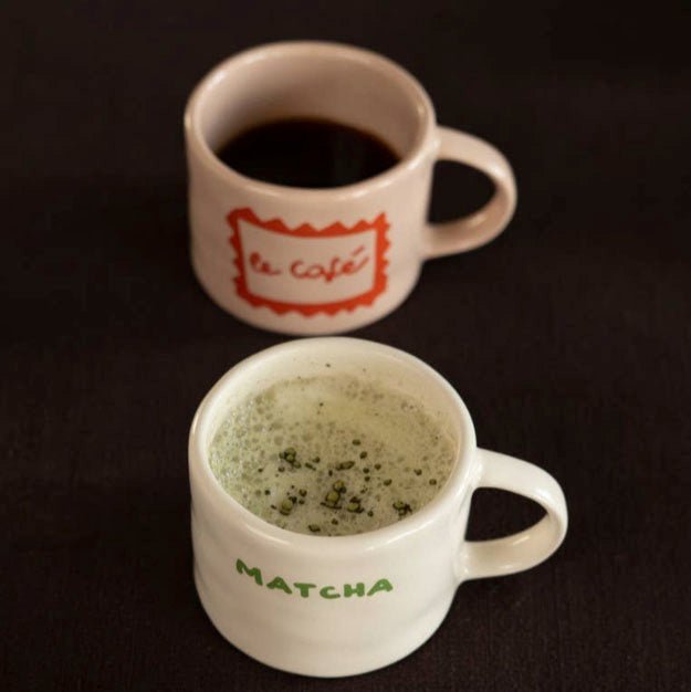 handgefertigte Tasse aus Keramik von Sisi mit Aufschrift "Le Café" und die andere "Matcha"