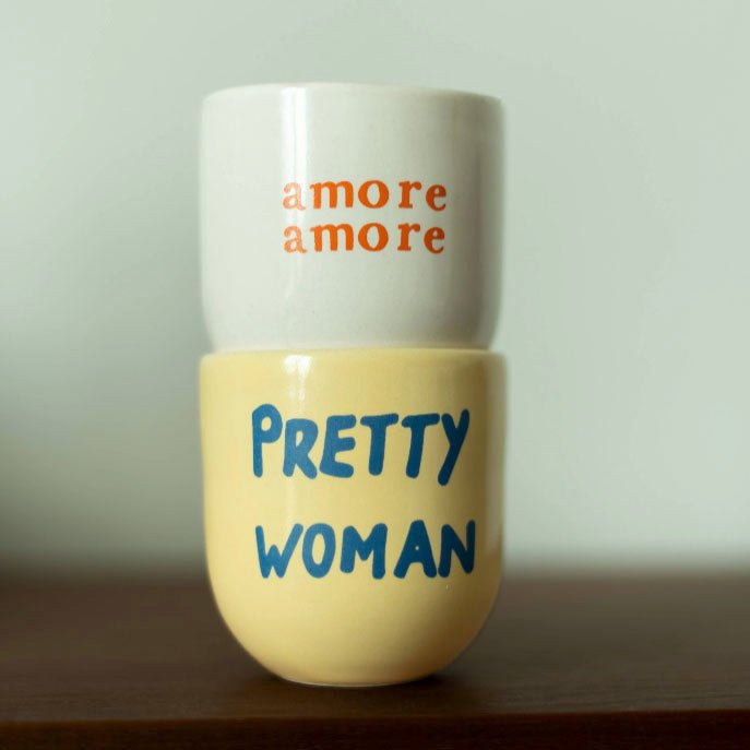 Keramikbecher "PRETTY WOMAN" und "amore" aufeinander