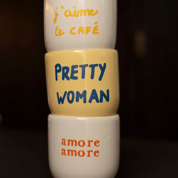 Drei Keramikbecher in gelbtönen aufeinander gestapelt