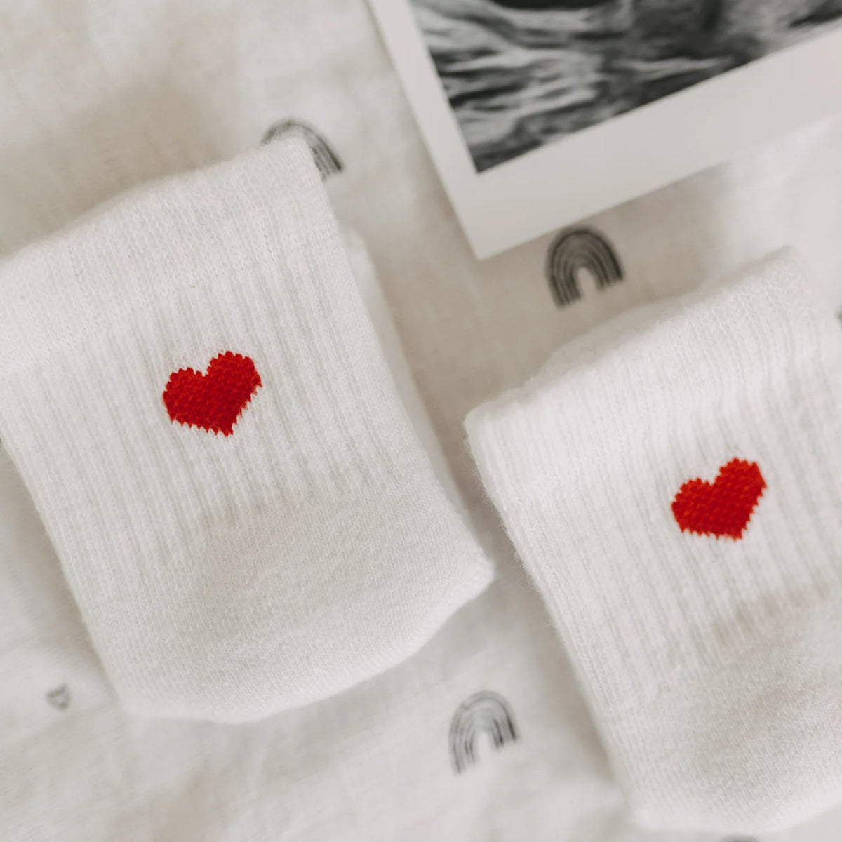 Babysocken weiß – Rotes Herz