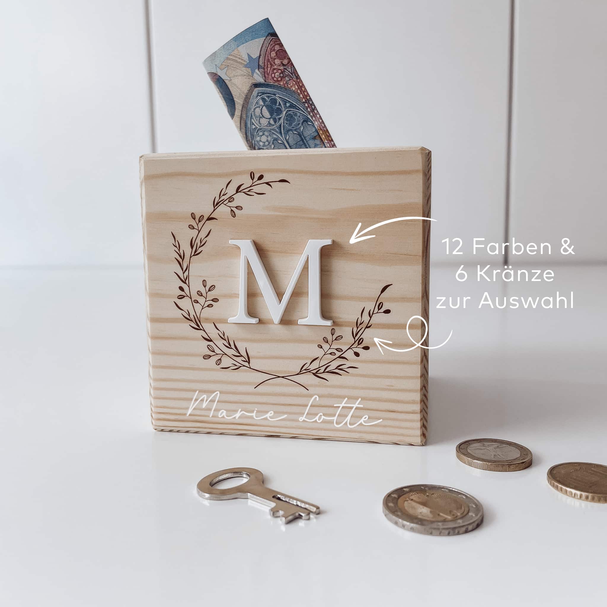 Spardose Holz Personalisiert -  3D Buchstaben mit Kränzen - lyllevenn