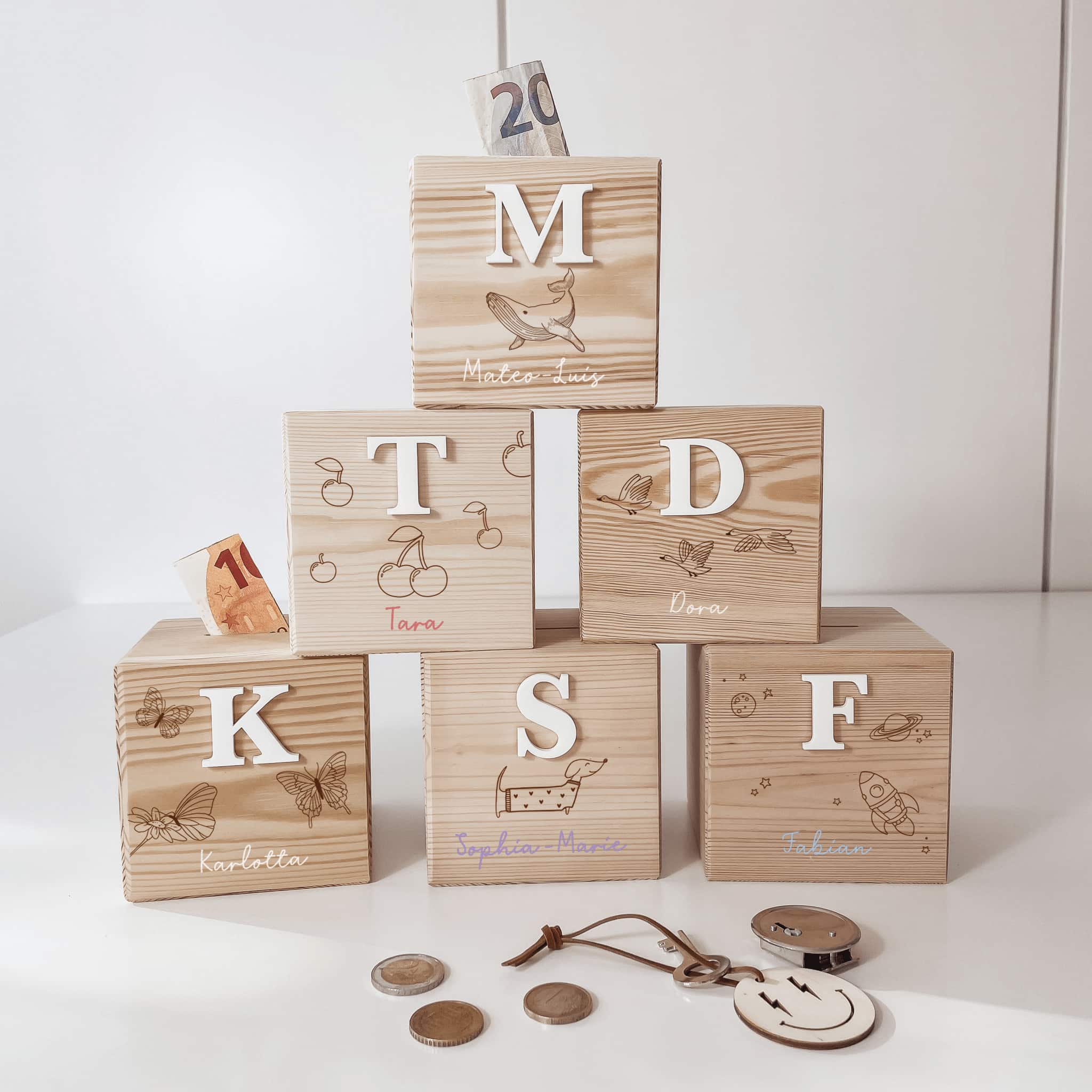 Spardose Holz Personalisiert -  3D Buchstaben Motive - lyllevenn
