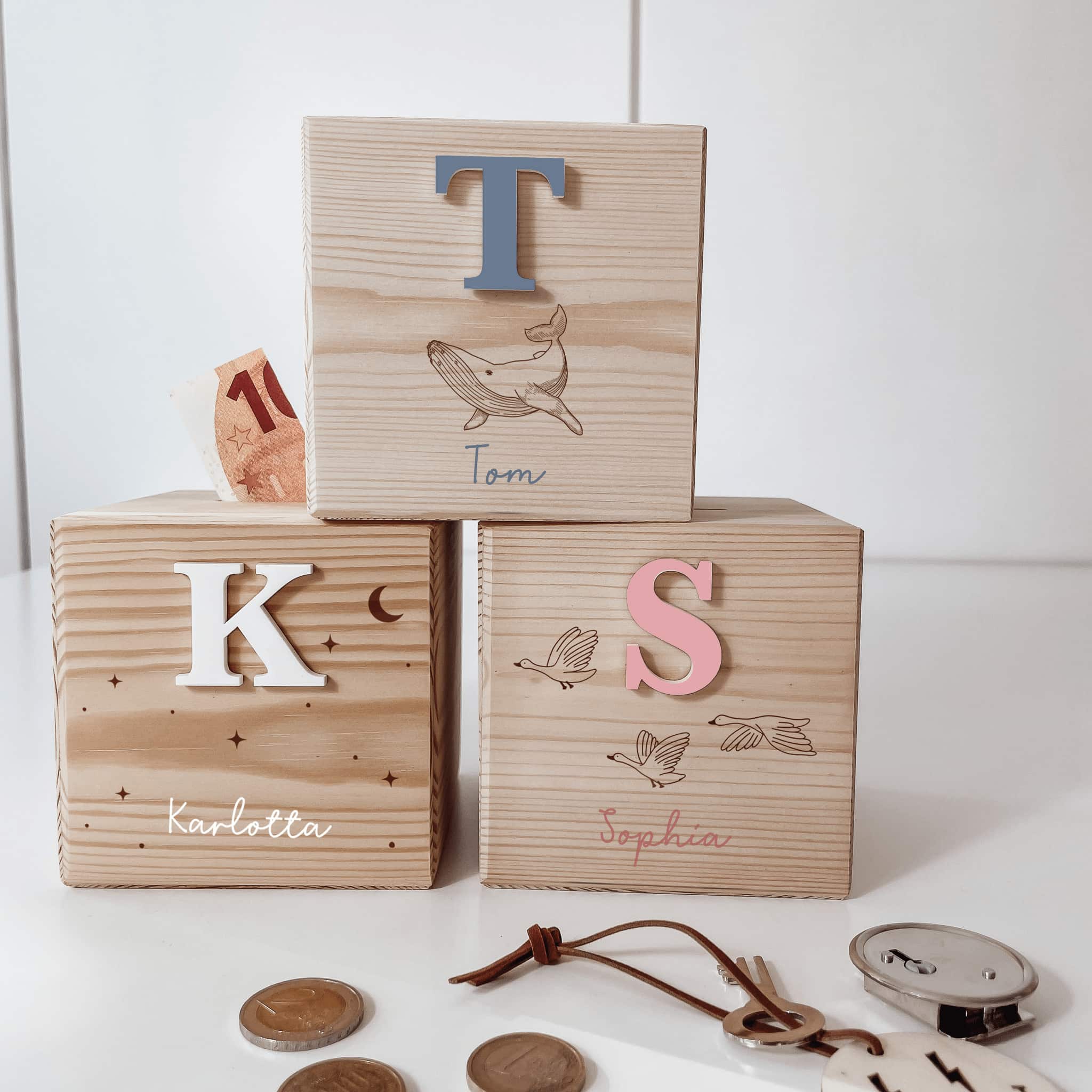Spardose Holz Personalisiert -  3D Buchstaben Motive - lyllevenn