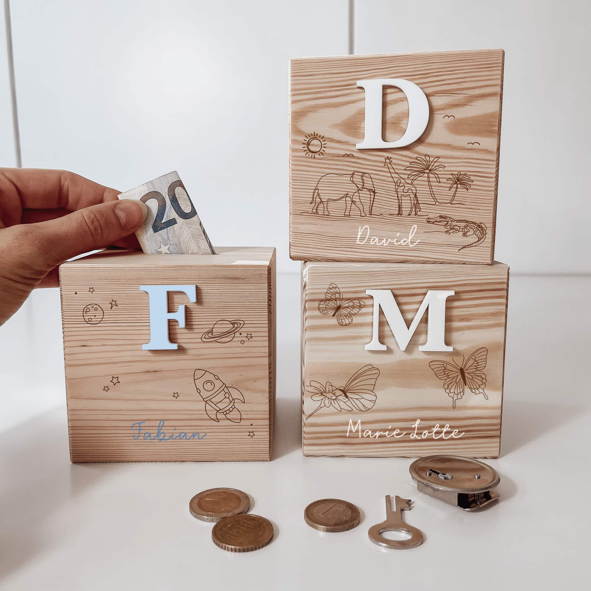 Spardose Holz Personalisiert -  3D Buchstaben Motive - lyllevenn