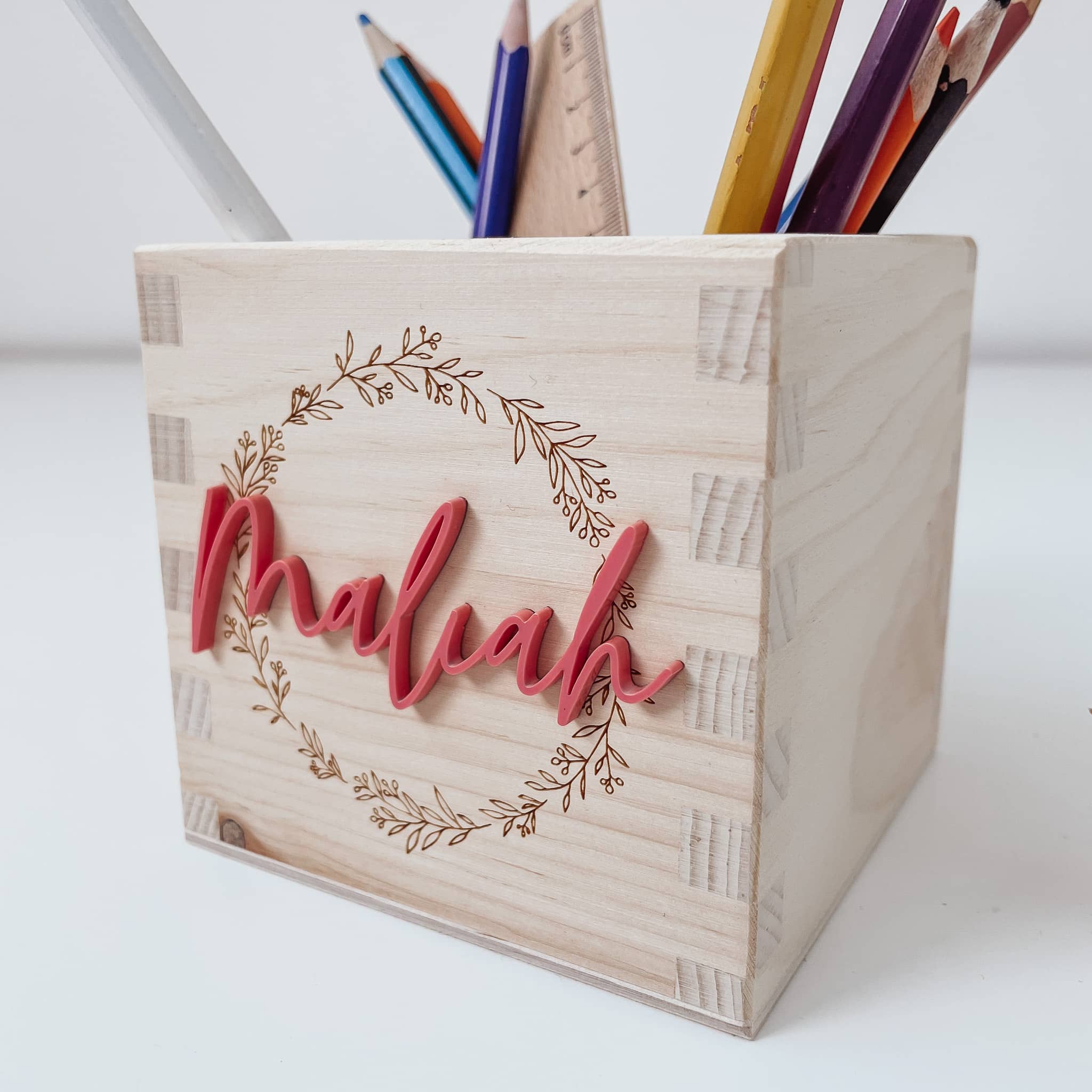 Stiftehalter personalisiert Holz mit Kranz - Gravur oder 3D - Name - lyllevenn