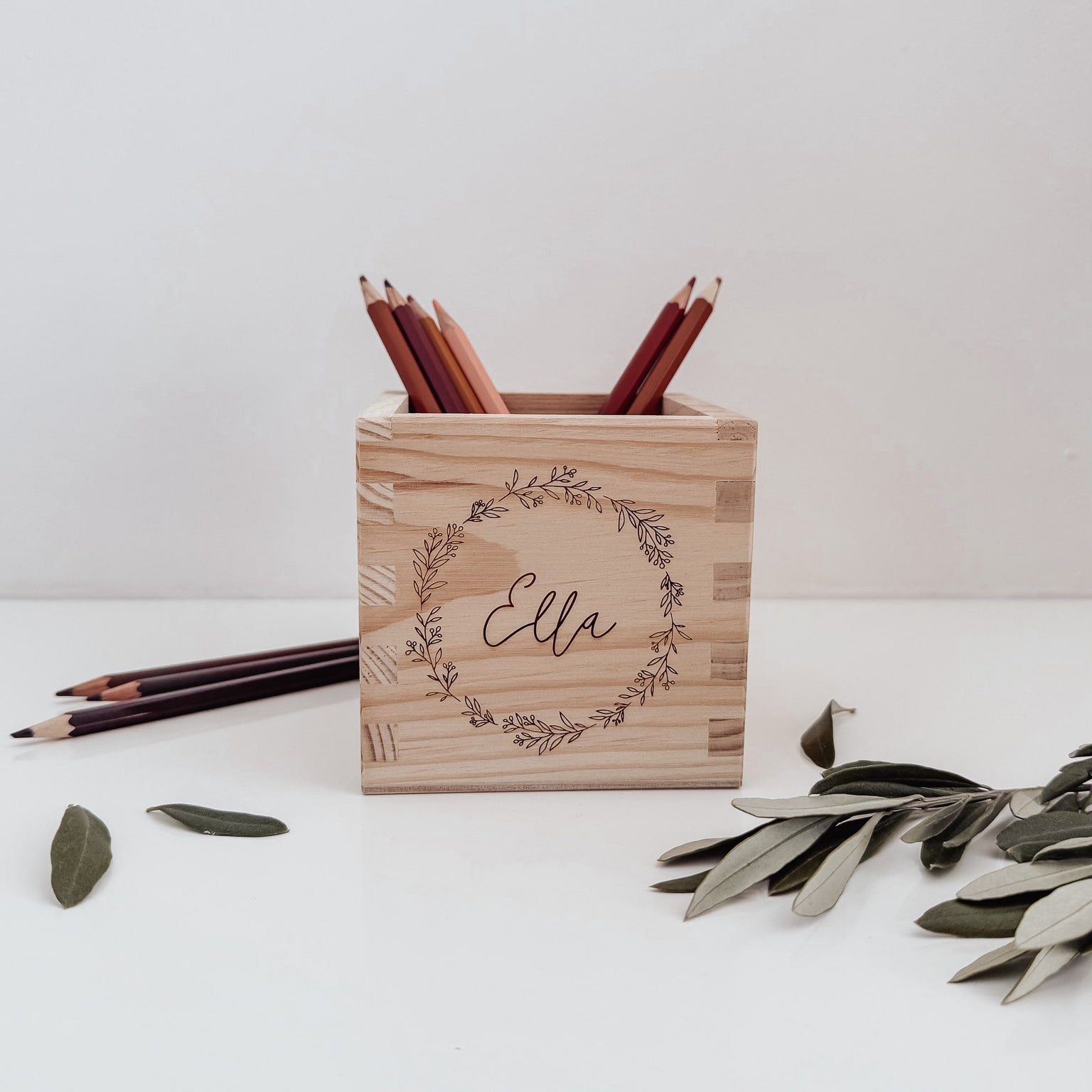 Stiftehalter personalisiert Holz mit Kranz - Gravur oder 3D - Name - lyllevenn