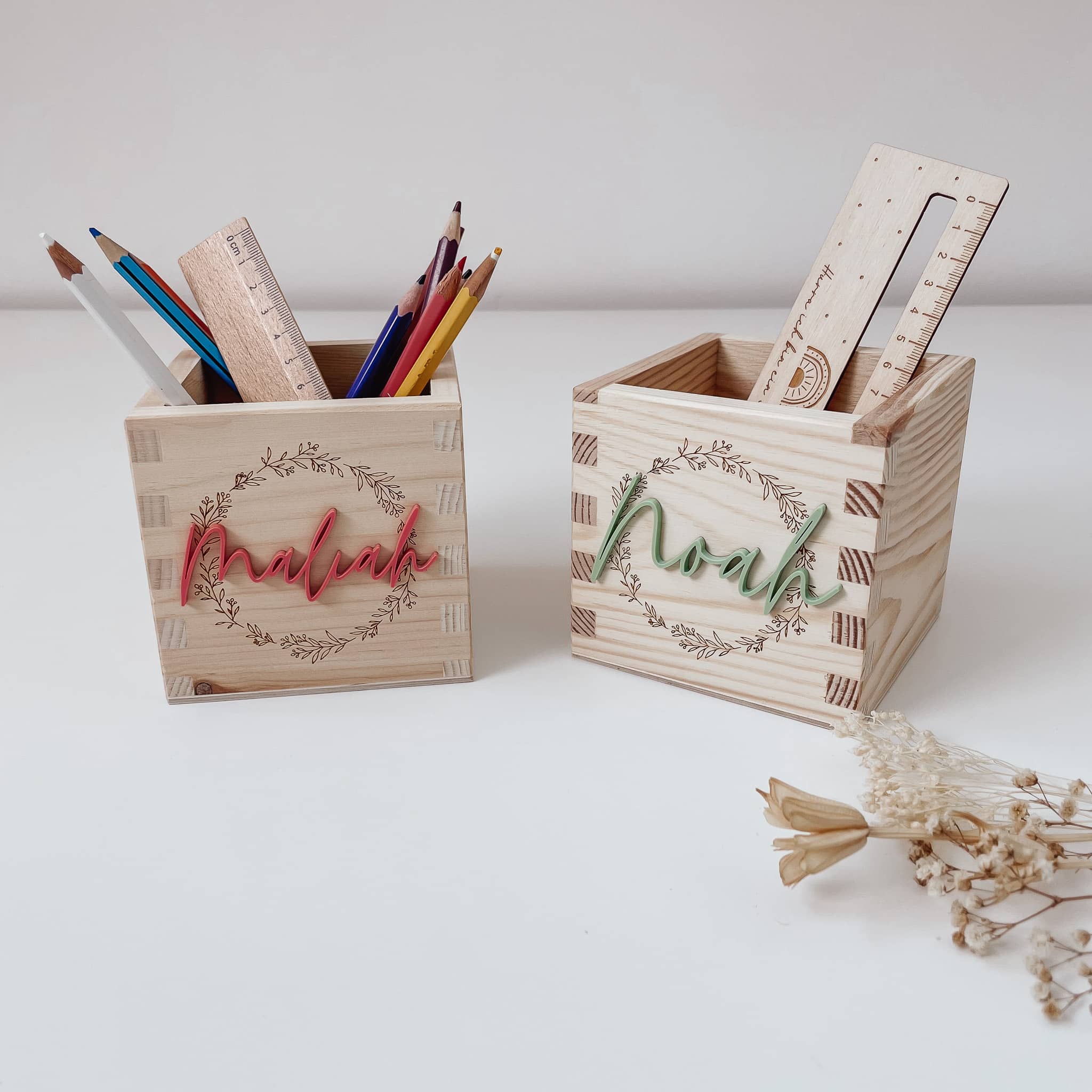 Stiftehalter personalisiert Holz mit Kranz - Gravur oder 3D - Name - lyllevenn