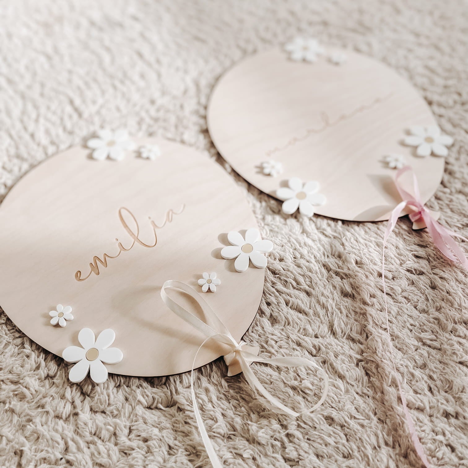 Türschild personalisiert Holz - 3D Daisy Blumen - lyllevenn