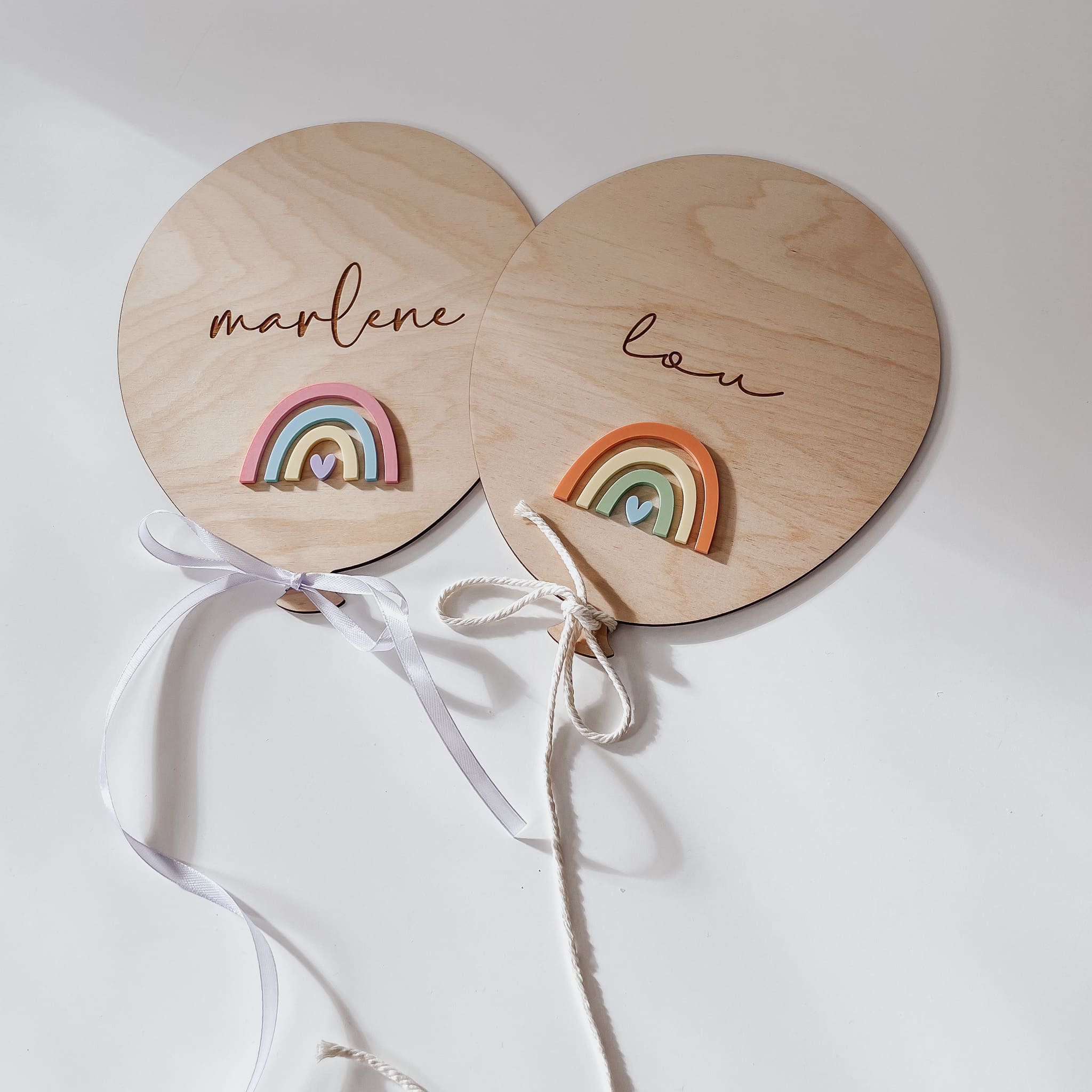 Türschild personalisiert Holz - 3D Name & Regenbogen - lyllevenn