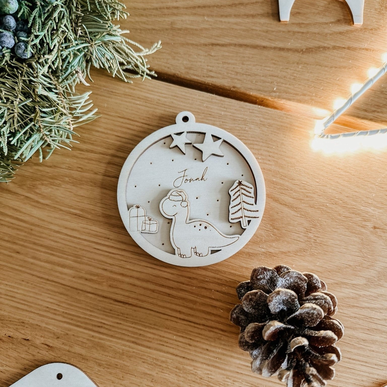 3D Weihnachtskugel personalisiert Holz - Dino - lyllevenn