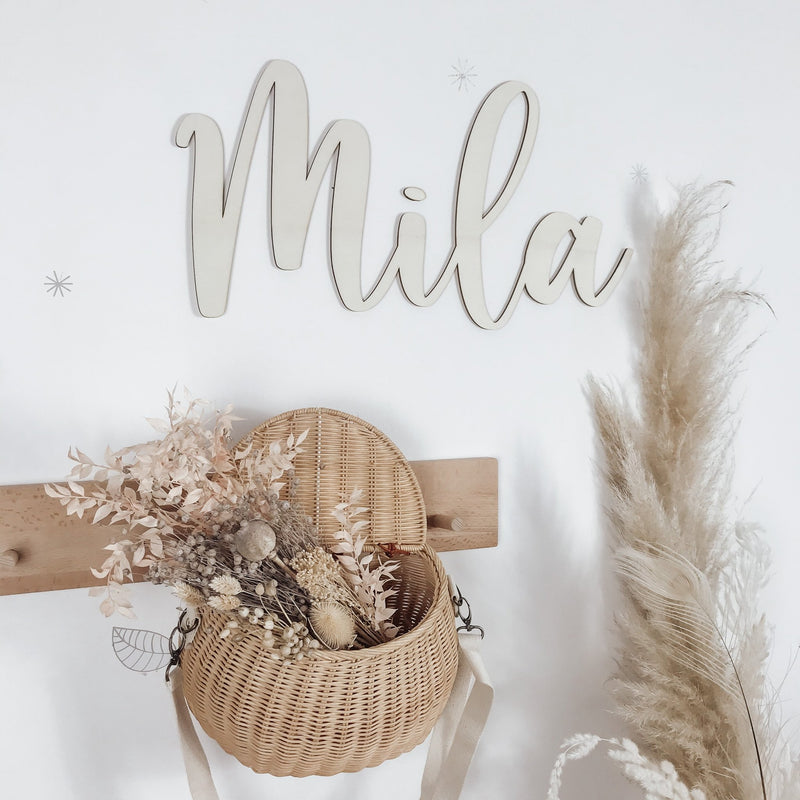 Holzschriftzug Mila an Kinderzimmerwand