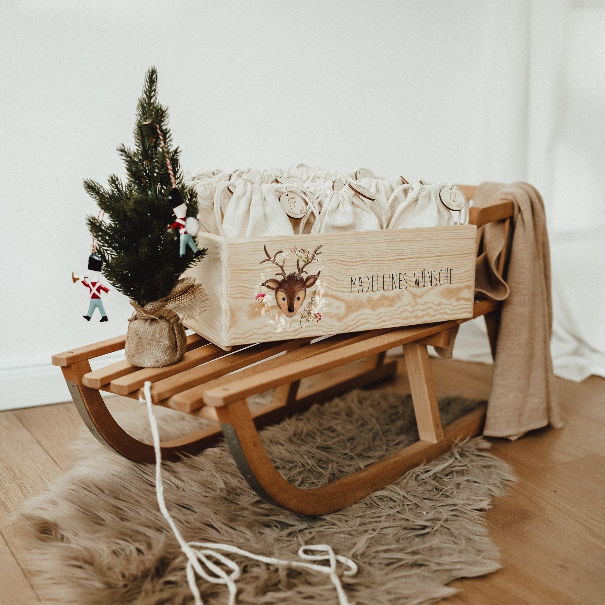 Adventskiste aus Holz – personalisierbarer Adventskalender mit Weihnachtsmotiven - lyllevenn