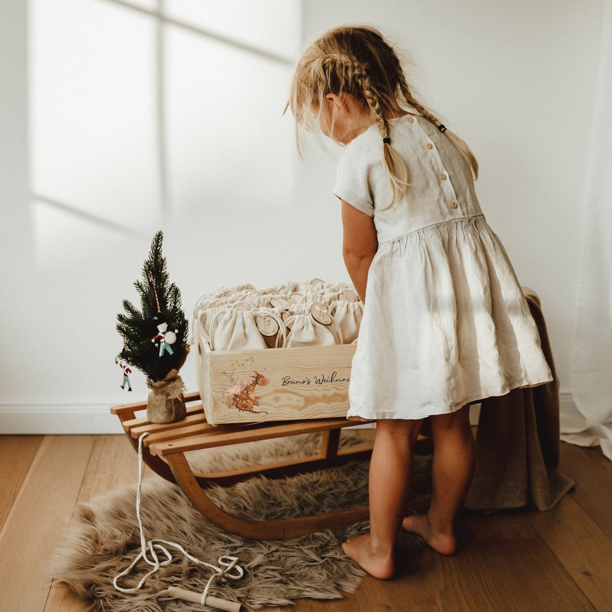 Adventskiste aus Holz – personalisierbarer Adventskalender mit Weihnachtsmotiven - lyllevenn