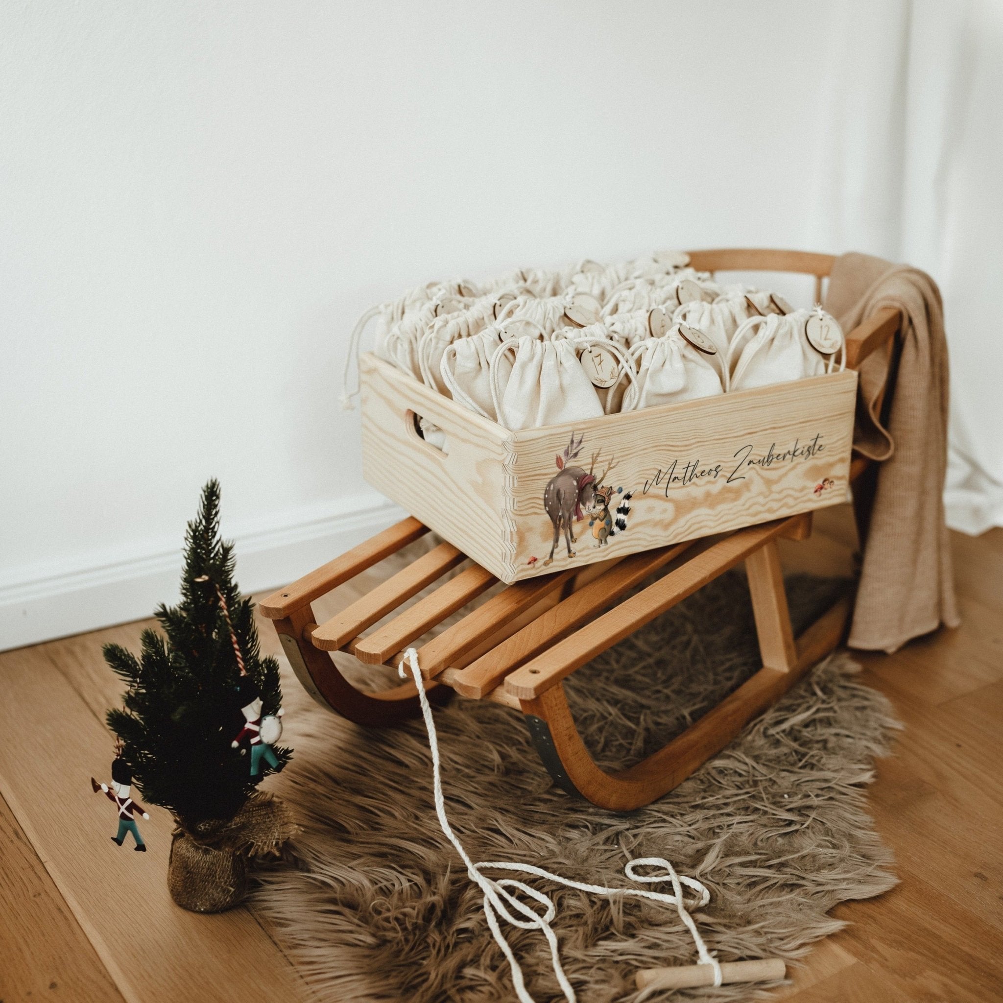 Adventskiste aus Holz – personalisierbarer Adventskalender mit Weihnachtsmotiven - lyllevenn
