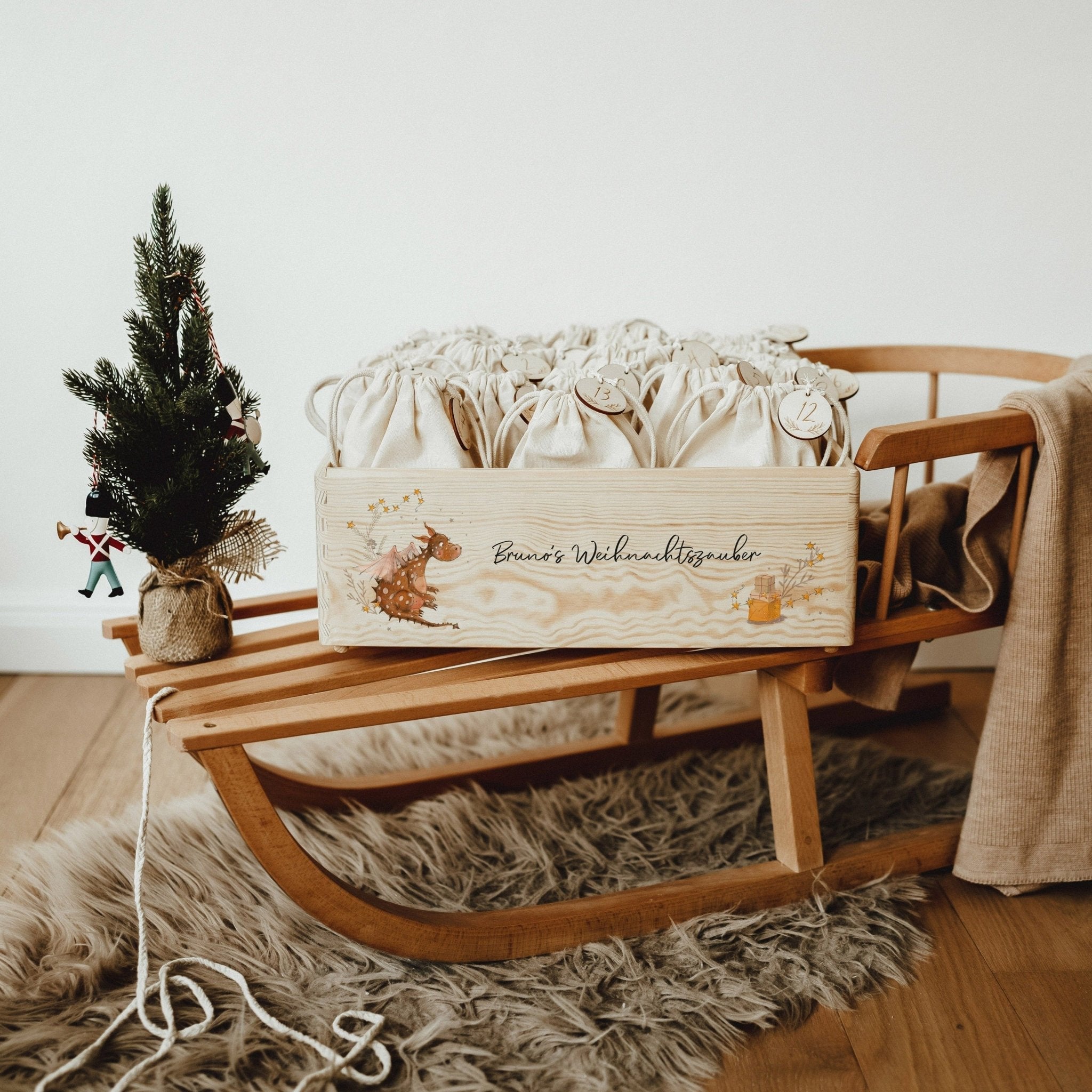 Adventskiste aus Holz – personalisierbarer Adventskalender mit Weihnachtsmotiven - lyllevenn