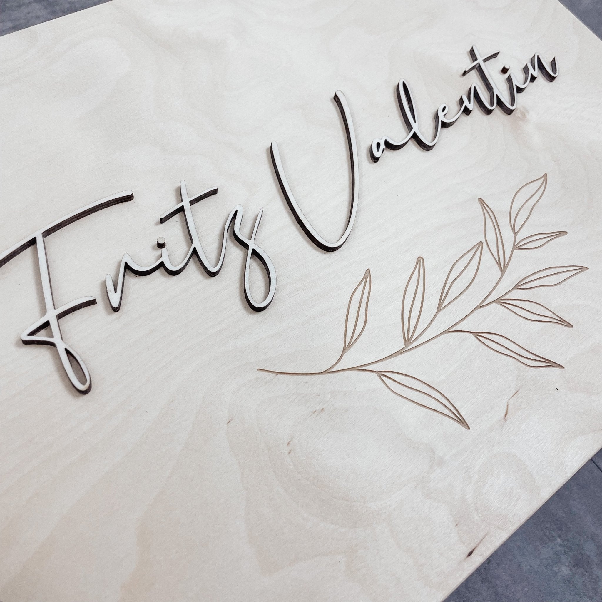 Erinnerungskiste Holz personalisiert - 3D Name Blätterkränze - lyllevenn