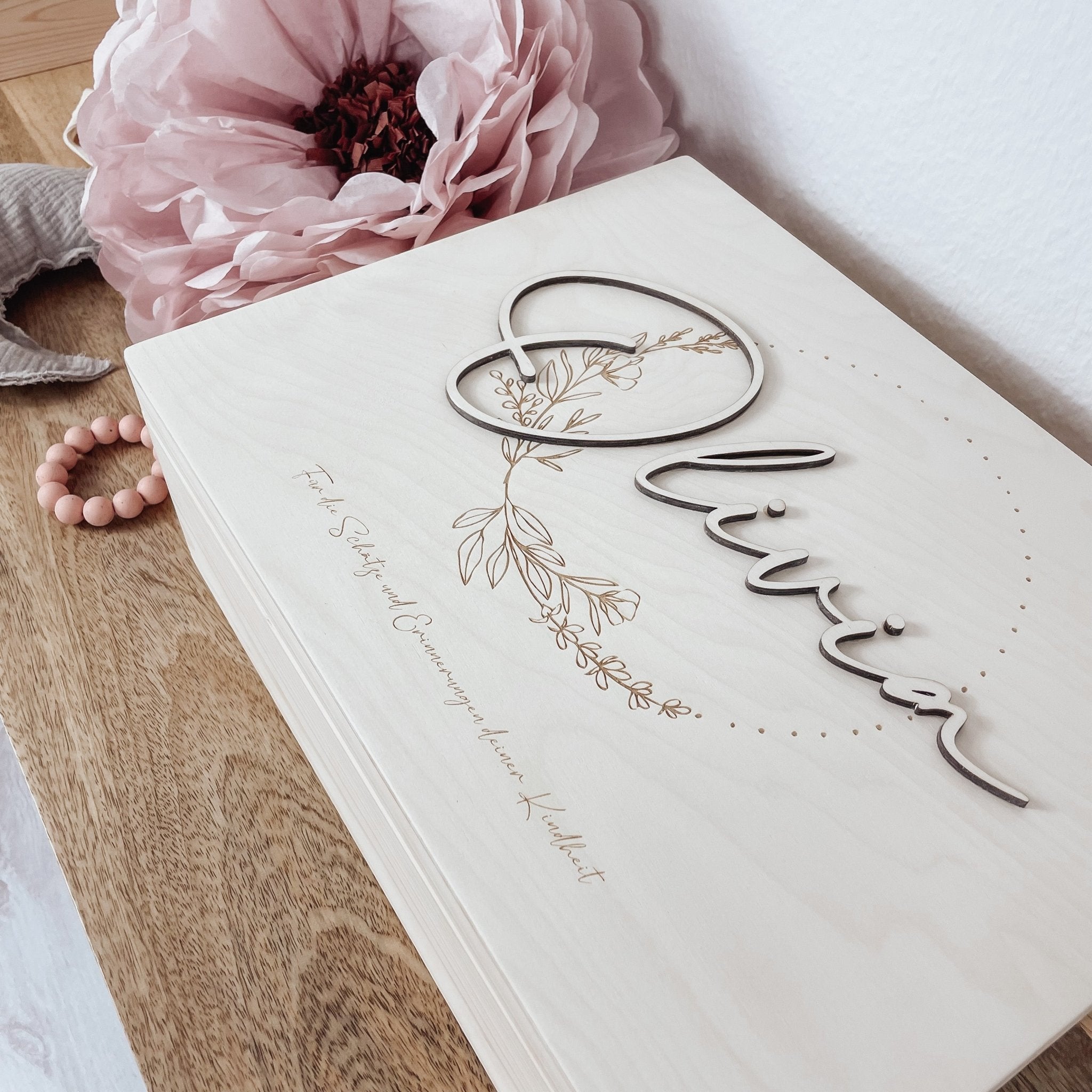 Erinnerungskiste Holz personalisiert - 3D Name Blumenkränze - lyllevenn
