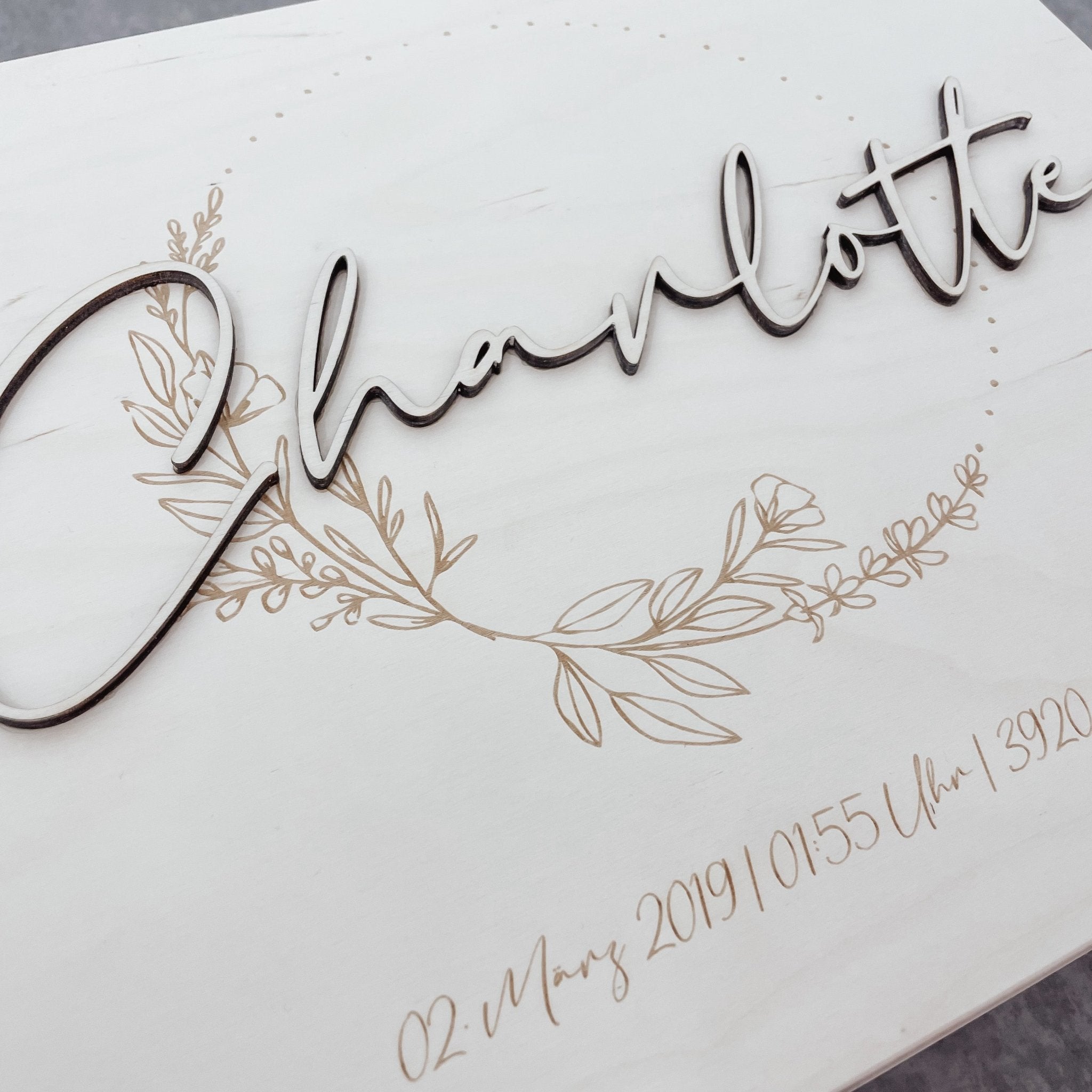 Erinnerungskiste Holz personalisiert - 3D Name Blumenkränze - lyllevenn