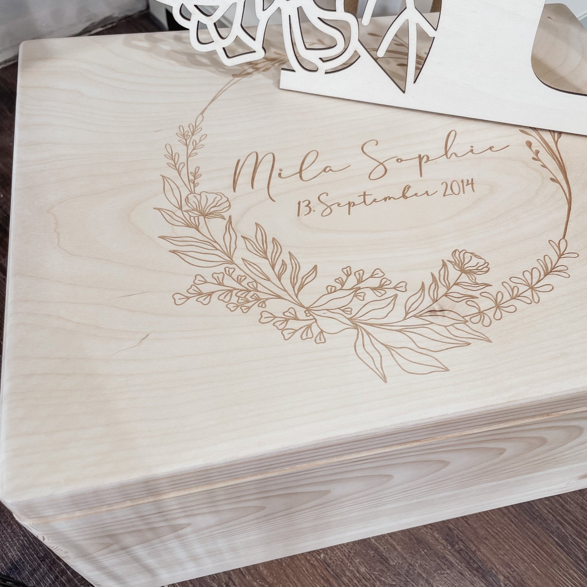 Erinnerungskiste Holz personalisiert - Blätterkränze - lyllevenn