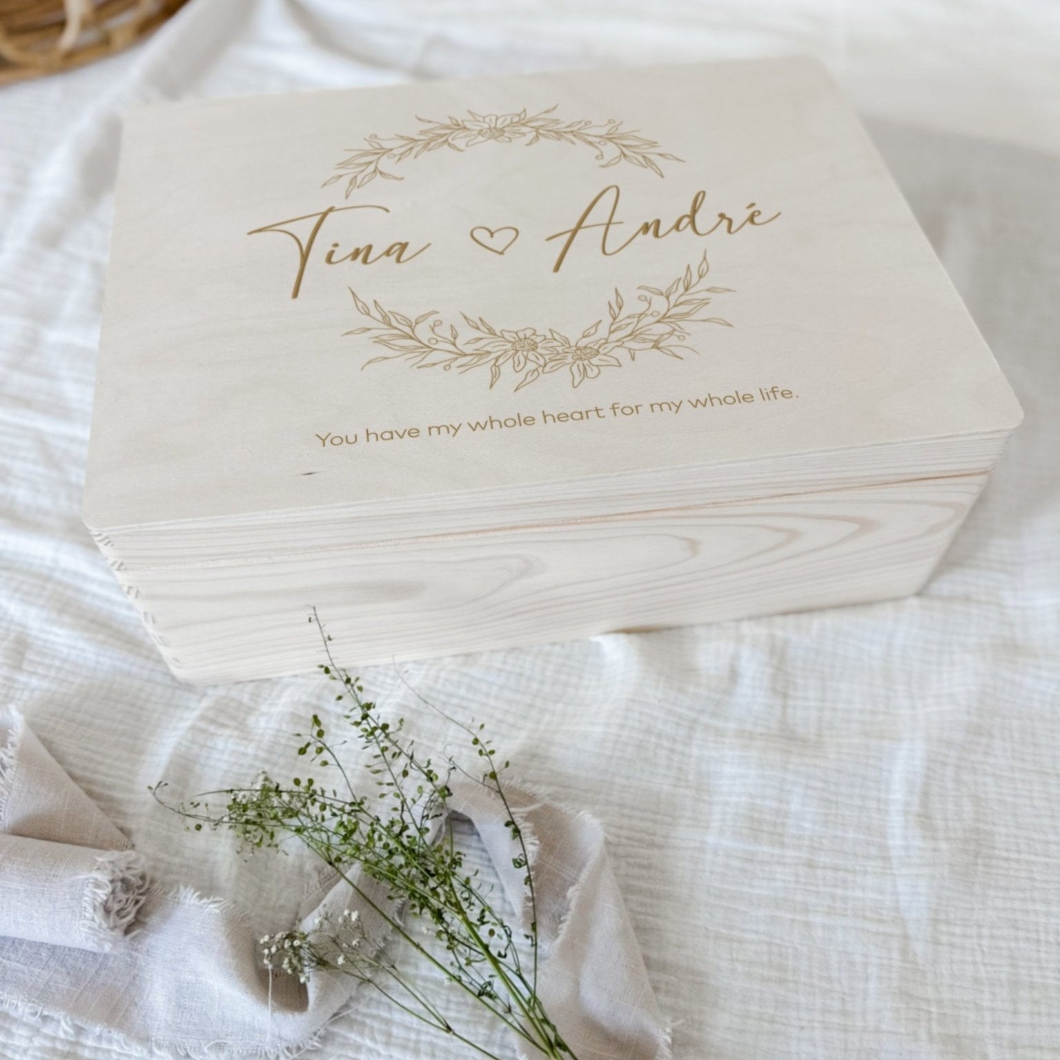 Erinnerungskiste Holz personalisiert - Chrysantheme - lyllevenn