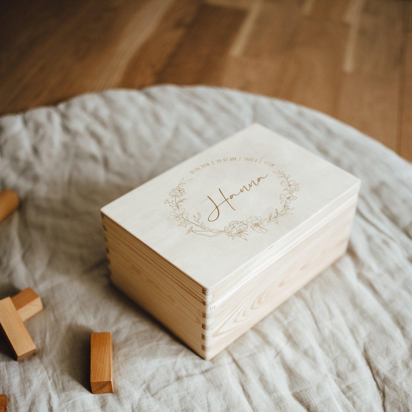 Erinnerungskiste Holz personalisiert – Pfingstrosen - lyllevenn