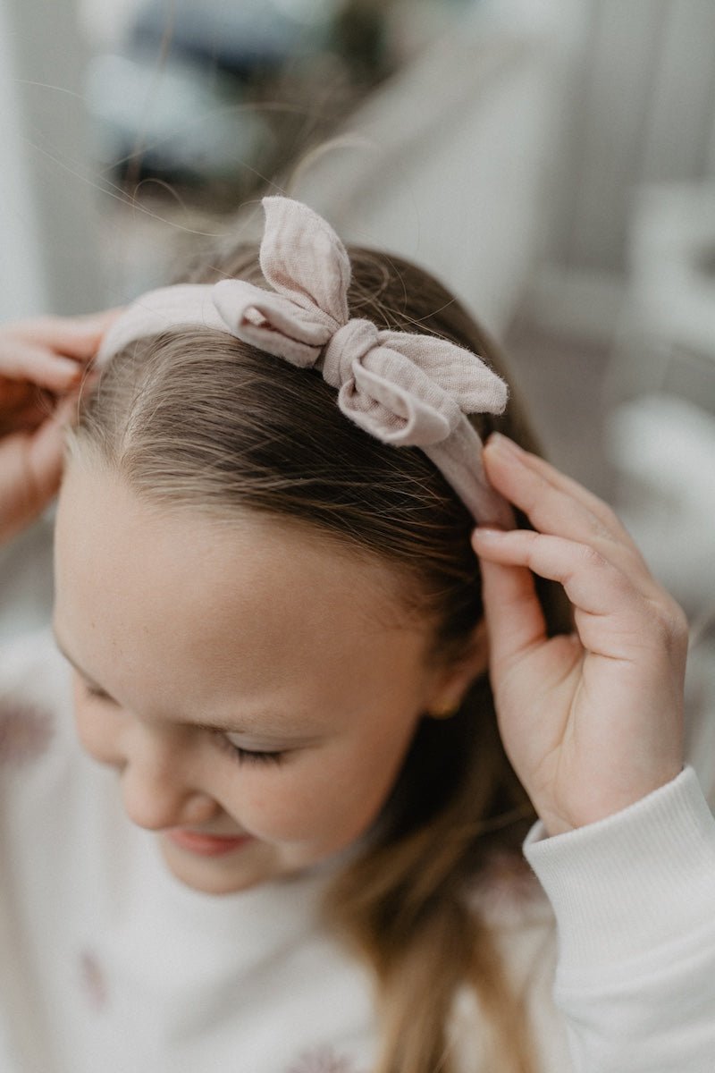 Haarreif Schleife, alrosa Musselin, Haaraccessoires für Kinder – Kinderhaarreifen - lyllevenn-store
