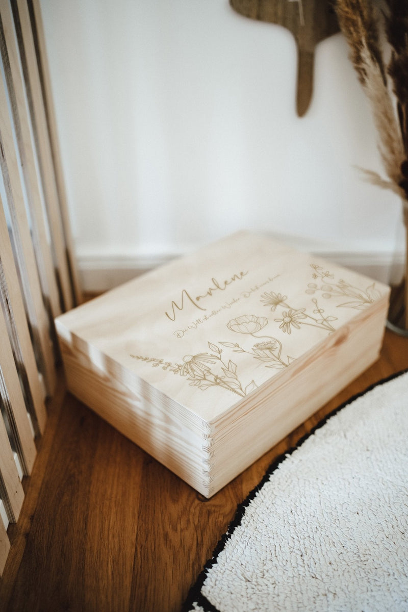 Holzkiste | Chrysantheme | Erinnerungskiste | graviert | Erinnerungsbox - Gänseblümchen - lyllevenn-store