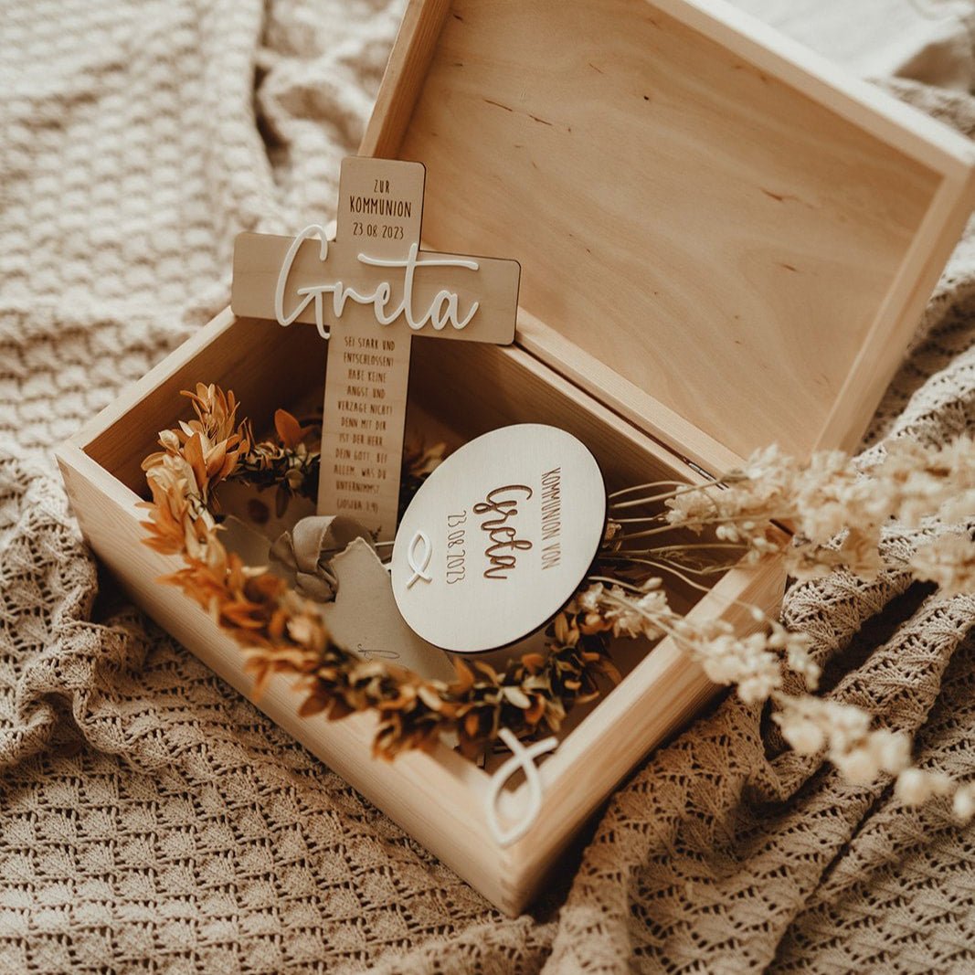 Holzkreuz personalisiert mit Namen & Spruch – Geschenk zur Kommunion, Taufe & Konfirmation - lyllevenn