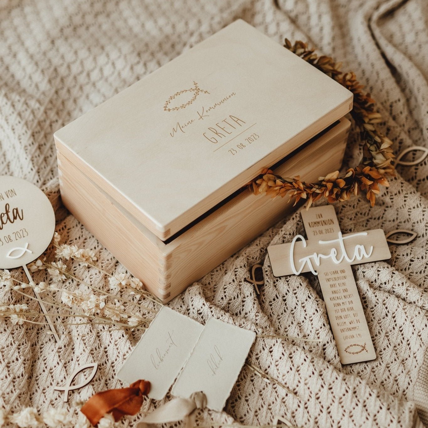 Holzkreuz personalisiert mit Namen & Spruch – Geschenk zur Kommunion, Taufe & Konfirmation - lyllevenn