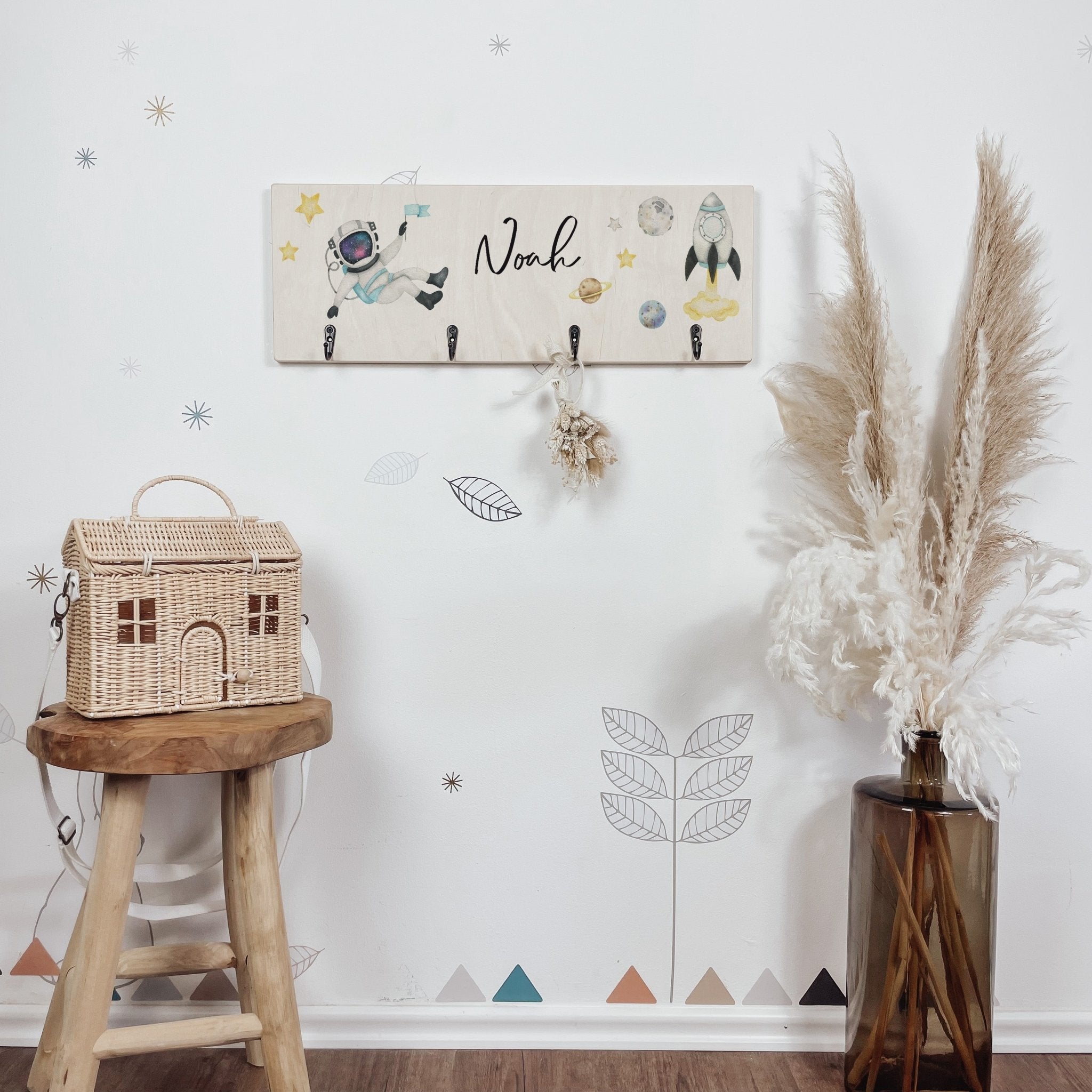 Kindergarderobe Holz personalisiert - Weltall - lyllevenn