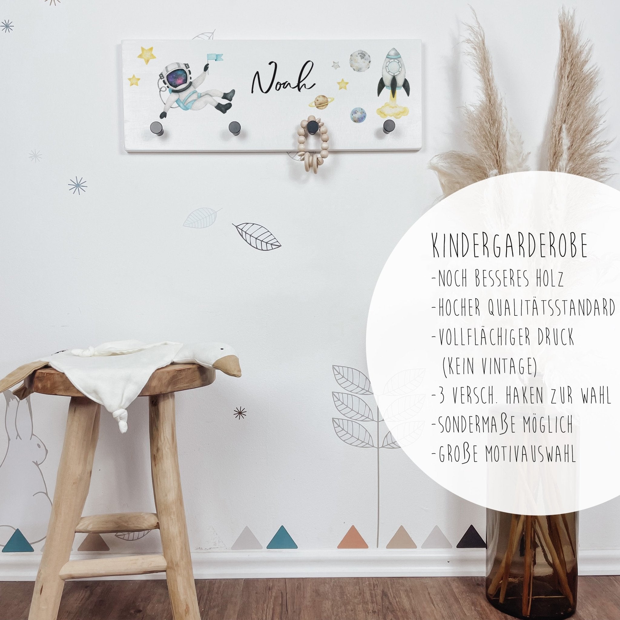 Kindergarderobe Holz personalisiert - Weltall - lyllevenn