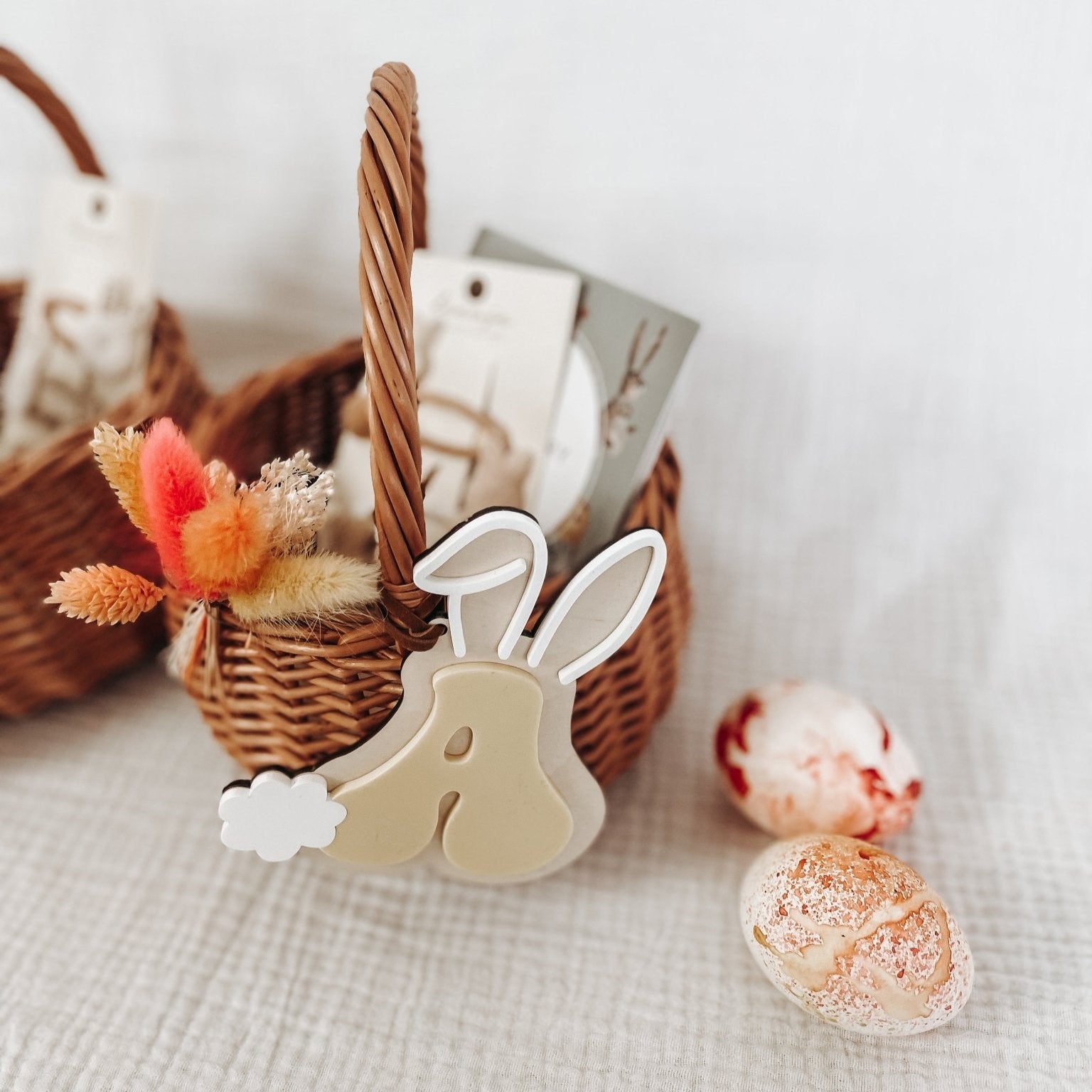 Osterdeko personalisiert, Weidenkorb Anhänger, Möhre, Geschenk Ostern - lyllevenn-store