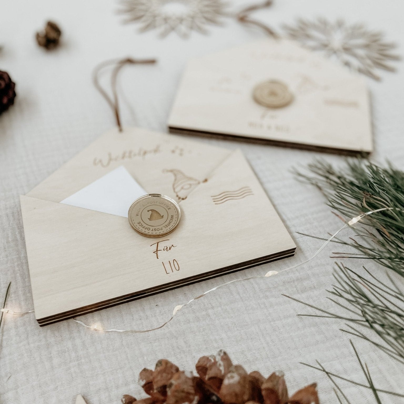 Personalisierbarer Wichtelbriefumschlag aus Holz mit goldenem Siegel - lyllevenn