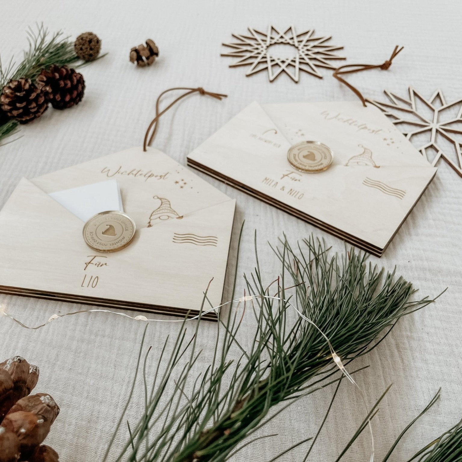 Personalisierbarer Wichtelbriefumschlag aus Holz mit goldenem Siegel - lyllevenn