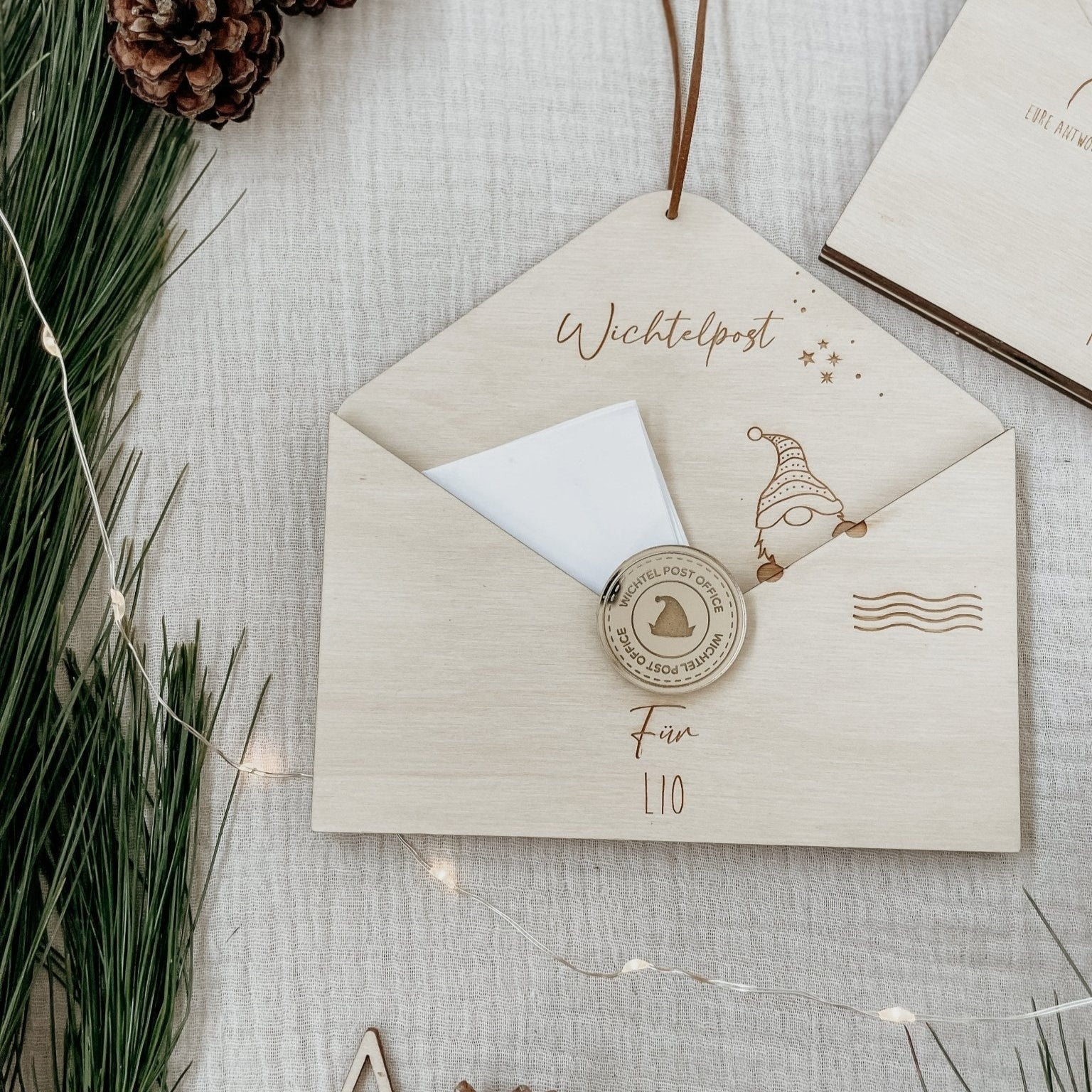 Personalisierbarer Wichtelbriefumschlag aus Holz mit goldenem Siegel - lyllevenn