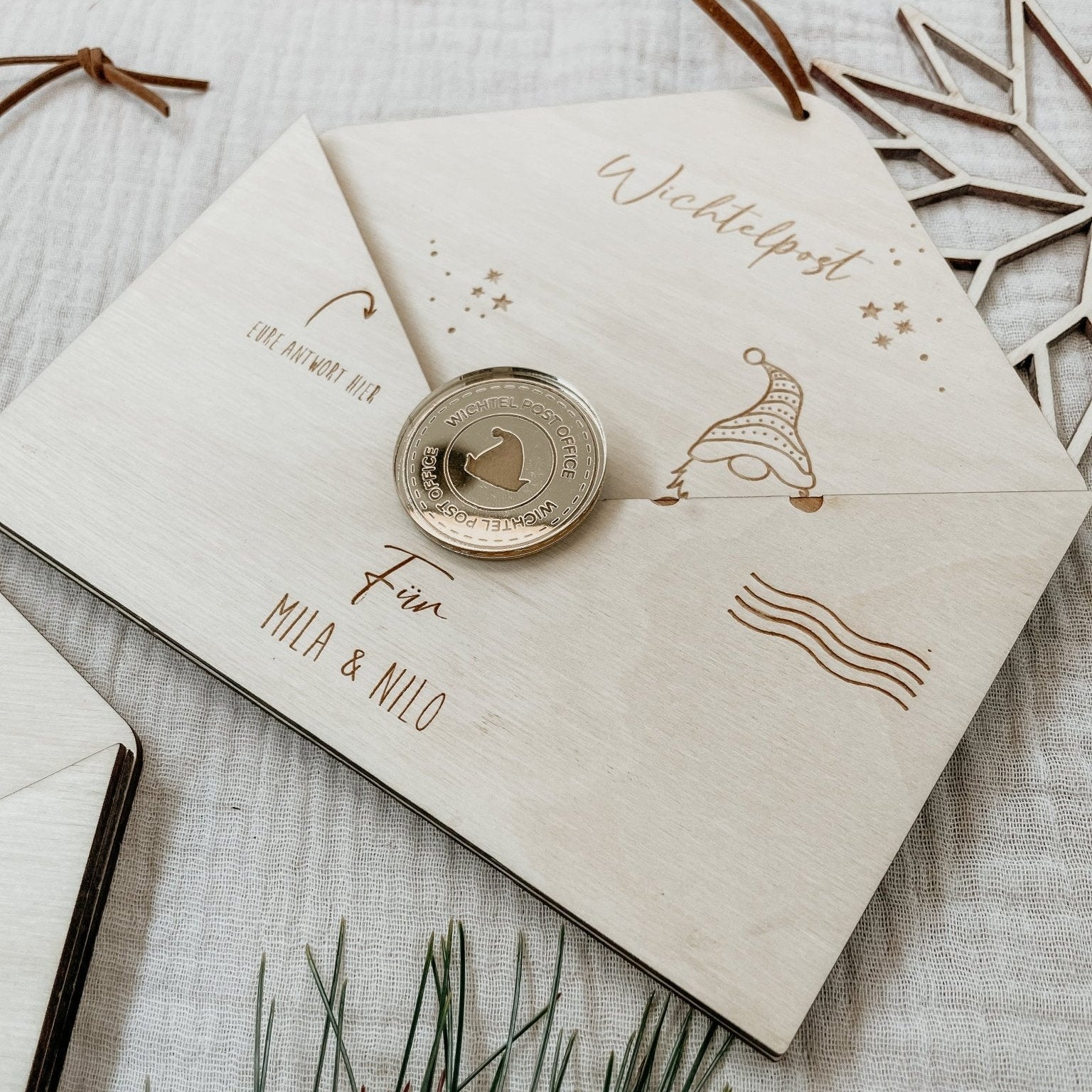 Personalisierbarer Wichtelbriefumschlag aus Holz mit goldenem Siegel - lyllevenn