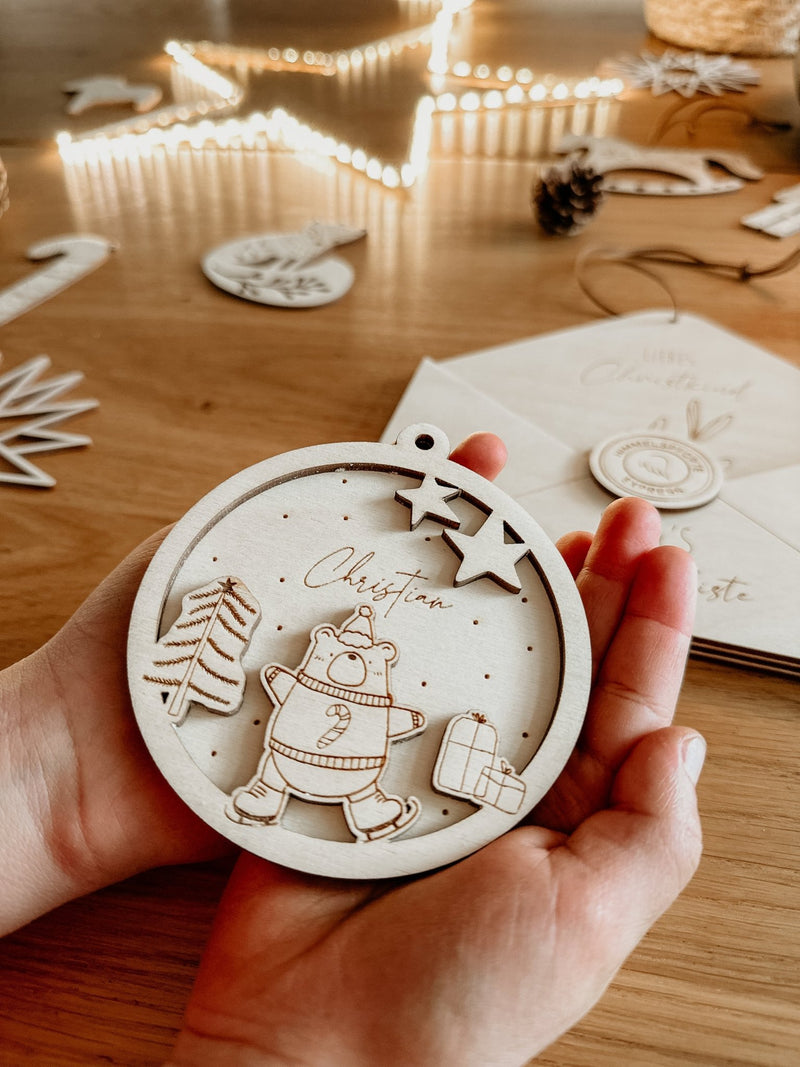 Personalisierte 3D Weihnachtskugel Bär 2-teilig | Weihnachtsbaum Anhänger | Christbaumkugel personalisiert | Holzanhänger - lyllevenn-store