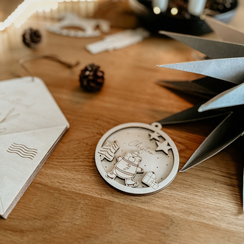Personalisierte 3D Weihnachtskugel Bär 2-teilig | Weihnachtsbaum Anhänger | Christbaumkugel personalisiert | Holzanhänger - lyllevenn-store