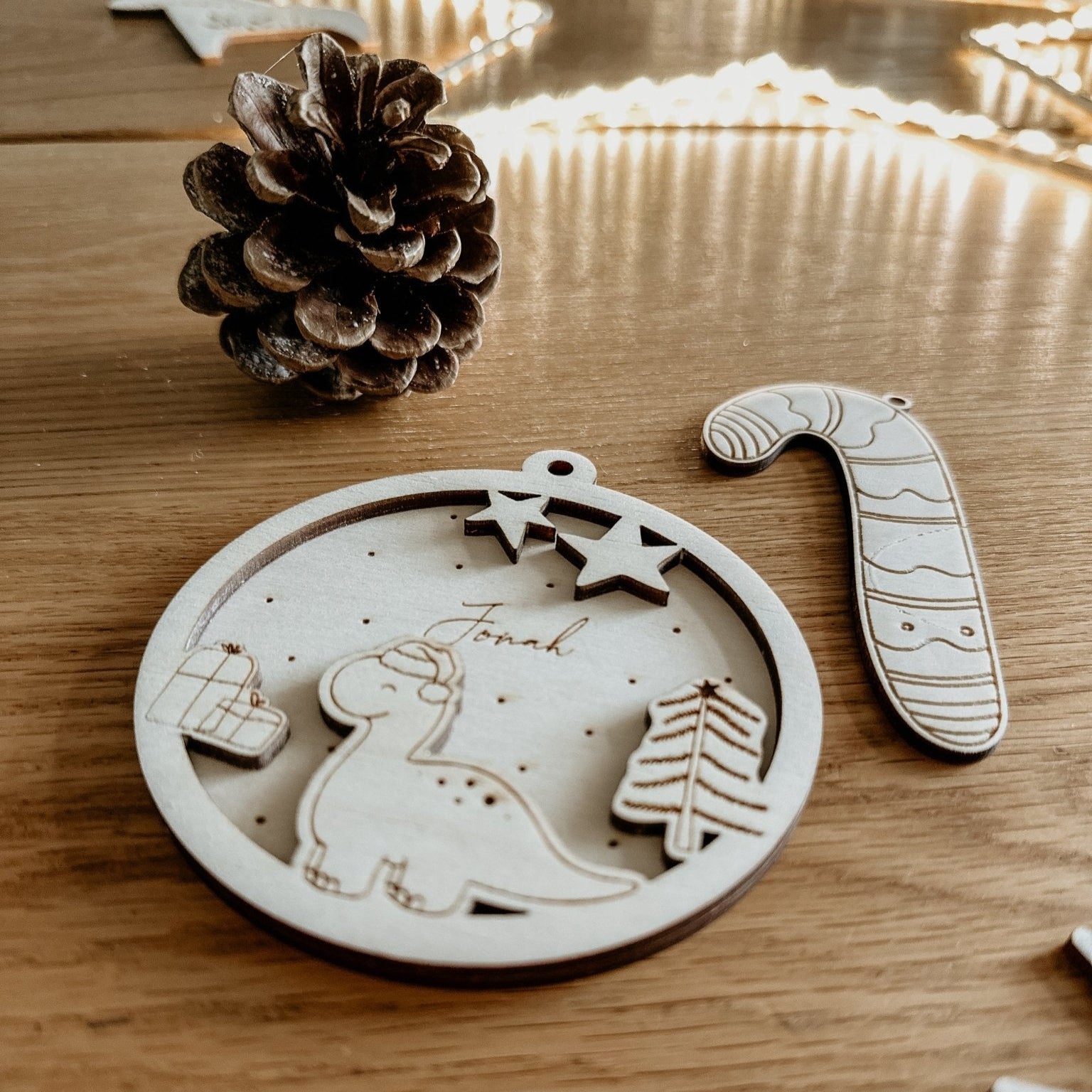 Personalisierte 3D Weihnachtskugel Dino 2-teilig | Weihnachtsbaum Anhänger | Christbaumkugel personalisiert | Holzanhänger - lyllevenn-store