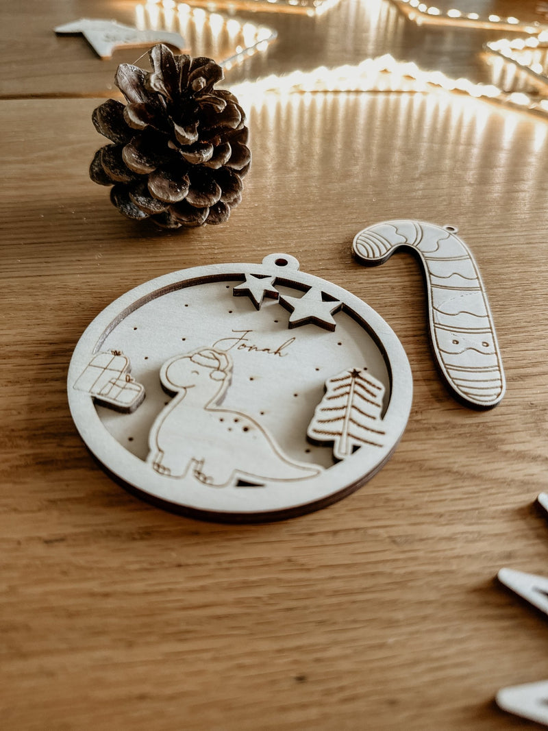 Personalisierte 3D Weihnachtskugel Dino 2-teilig | Weihnachtsbaum Anhänger | Christbaumkugel personalisiert | Holzanhänger - lyllevenn-store
