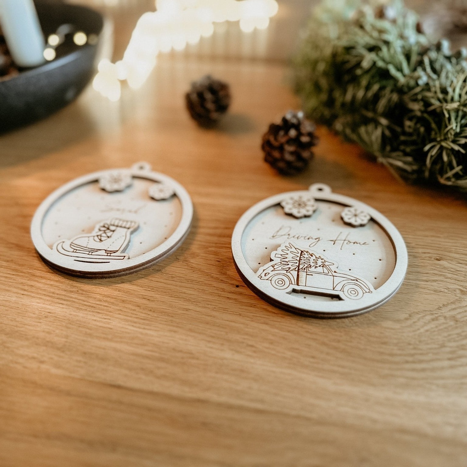 Personalisierte 3D Weihnachtskugel Driving Home 2-teilig | Weihnachtsbaum Anhänger | Christbaumkugel personalisiert | Holzanhänger - lyllevenn-store