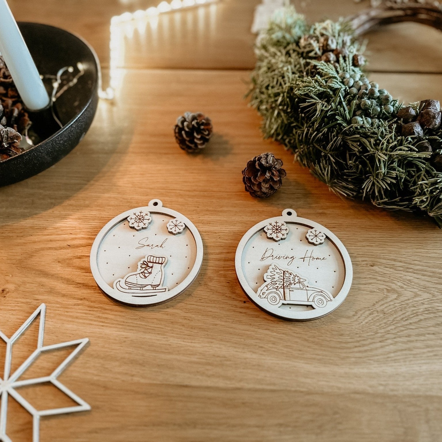 Personalisierte 3D Weihnachtskugel Driving Home 2-teilig | Weihnachtsbaum Anhänger | Christbaumkugel personalisiert | Holzanhänger - lyllevenn-store