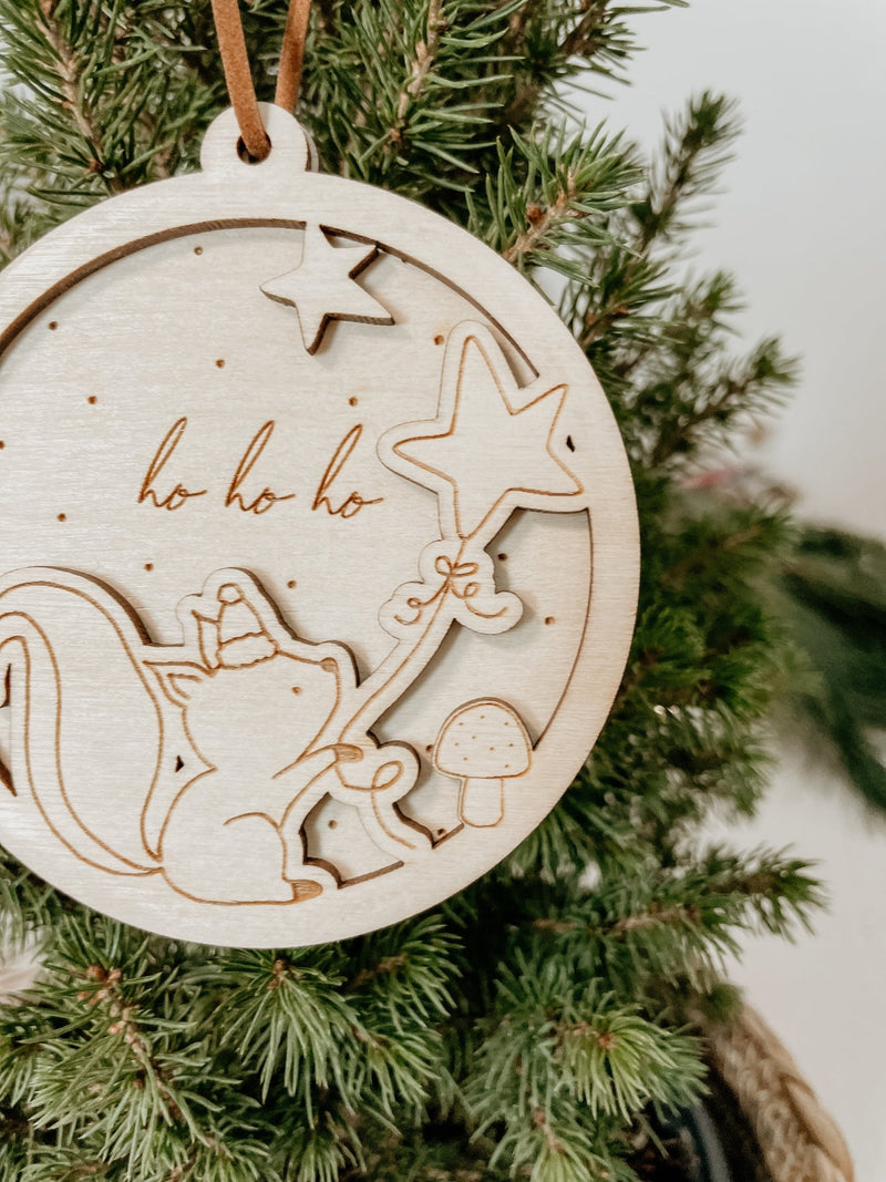 Personalisierte 3D Weihnachtskugel Eichhörnchen 2-teilig | Weihnachtsbaum Anhänger | Christbaumkugel personalisiert | Holzanhänger - lyllevenn-store